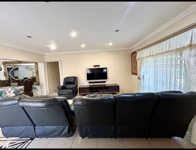 5 BEDROOM FREESTANDING FOR SALE IN PARKSIDE